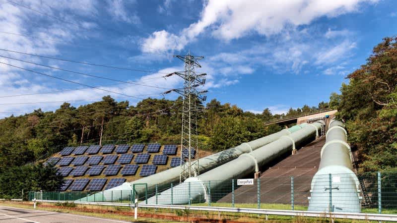 Infraestructura de energía renovable con paneles solares y ductos