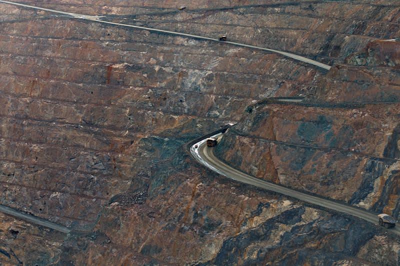 Rajo abierto de minería con camiones de extracción