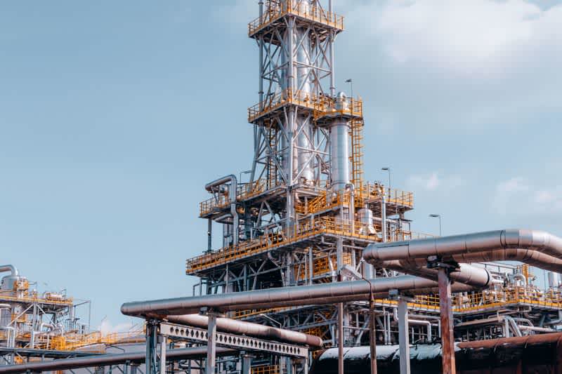 Planta química con cañerías industriales